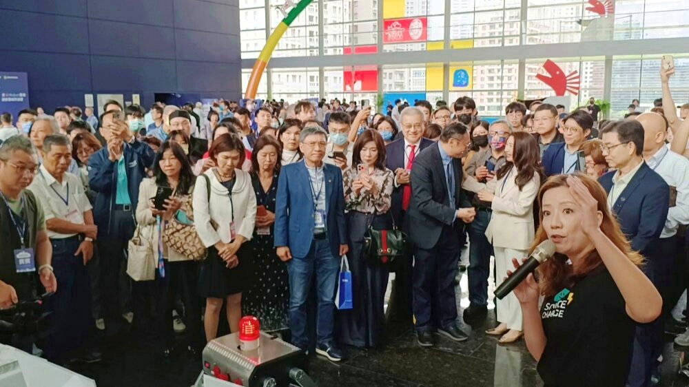 好友電及湛積團隊在活動現場向圍觀的來賓與長官介紹產品,對產品的前瞻技術展現出高度興趣。 好友電/提供