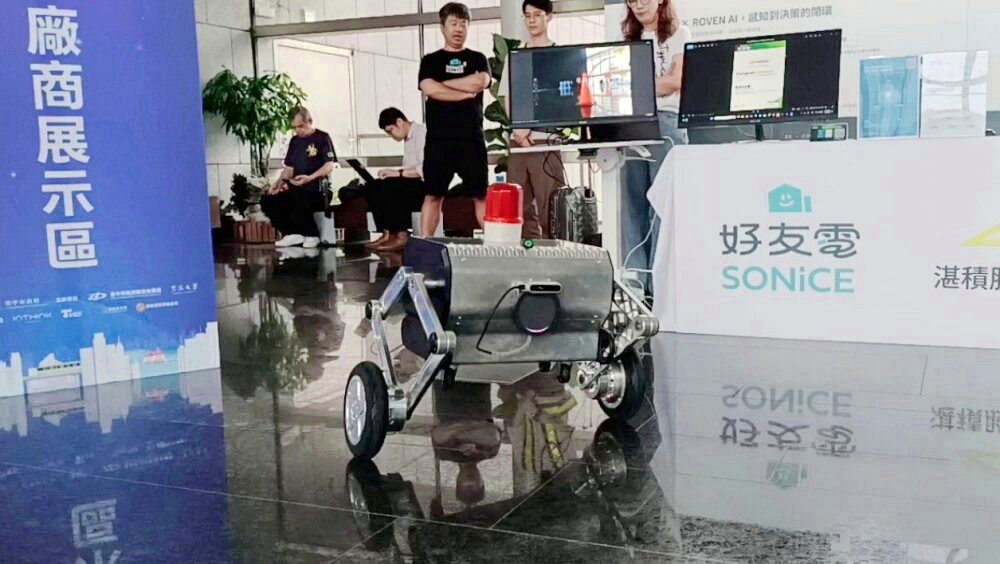 好友電及湛積團隊實機演示雙輪足機器人 ROVEN GO,現場進行巡檢與工安危險辨識,更秀出跳舞動作,展現高度平衡與穩定性能。好友電/提供